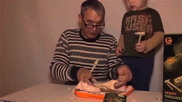 Раскопка игрушка динозавр!Раскопка черепа тираннозавра! смотреть онлайн