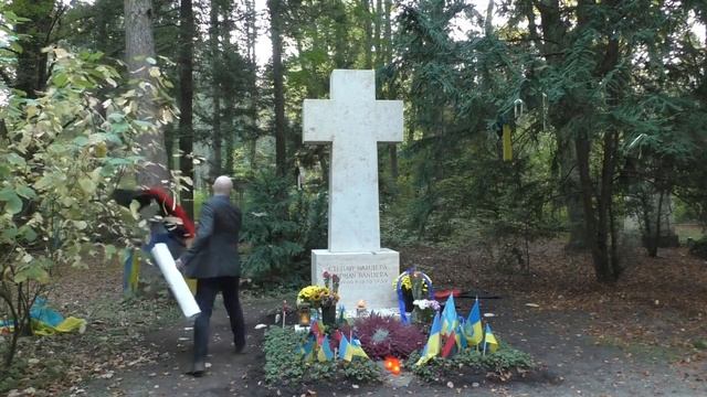 Гремм Филлипс приводит в порядок могилу Бандеры смотреть онлайн