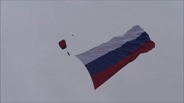 Прыжок с парашютом с гигантским флагом России смотреть онлайн