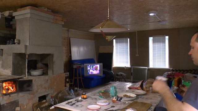 Топлю Русскую печь и смотрю видео магнитофон в Деревне смотреть онлайн