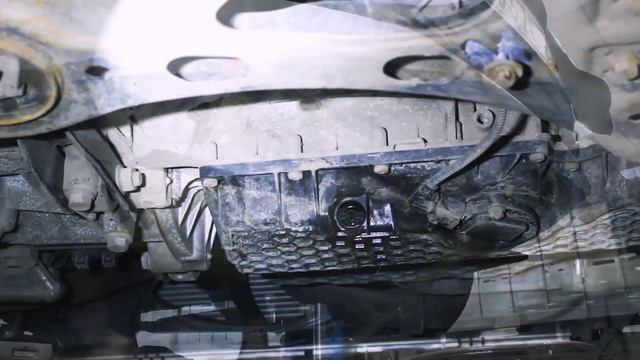 Замена масла и масляного фильтра в двигателе автомобиля Skoda Octavia 1,8 TSI смотреть онлайн
