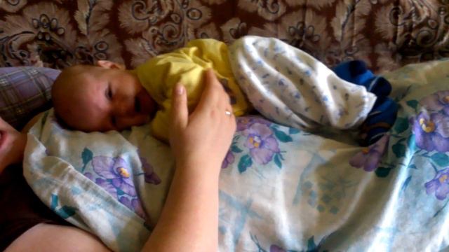 МАЛЫШ 2 МЕСЯЦА психует, но ползет ))))) смотреть онлайн