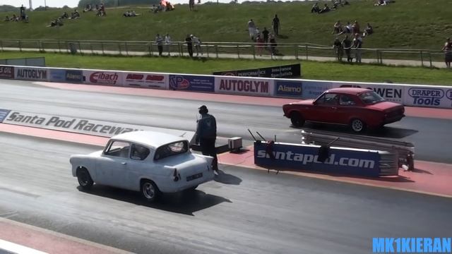 Ford Anglia 105e vs Mk1 Escort at Santa Pod Raceway смотреть онлайн