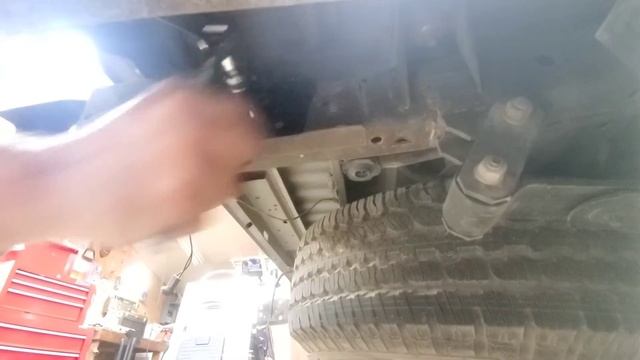 Replacing the rear bumper on a Nissan frontier. смотреть онлайн
