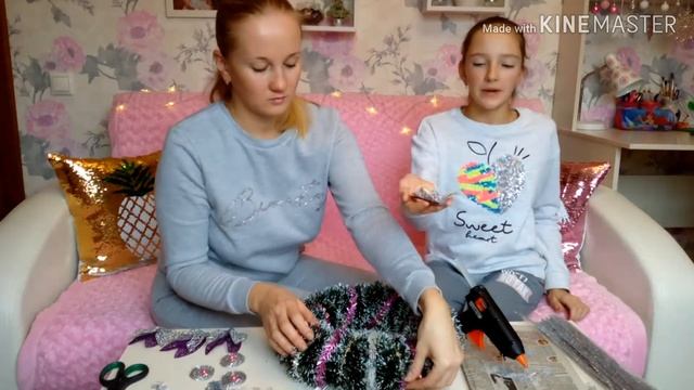 NEW YEAR DIY/ НОВОГОДНИЙ ВЕНОК/Видео с мамой/ Polina Show смотреть онлайн
