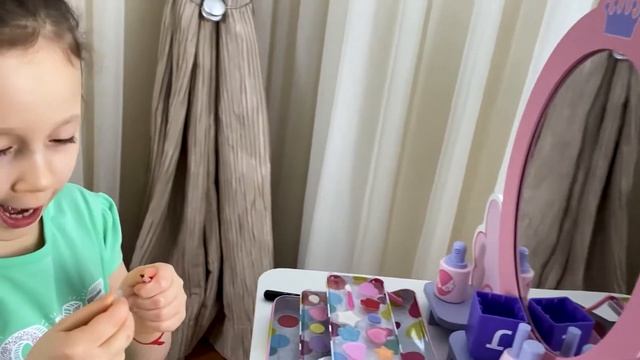 Играем в салон красоты | Николь визажист делает макияж детской косметикой смотреть онлайн