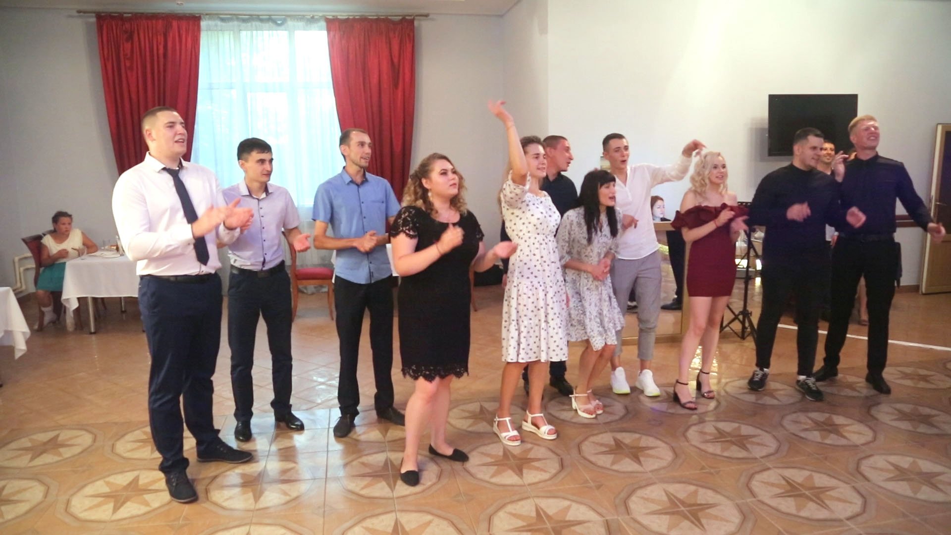 Свадебный вечер в самом разгаре, весёлые гости смотреть онлайн