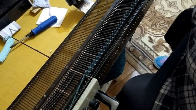 СНУД . ВЯЗАНИЕ НА МАШИНЕ НЕВА2 С ПРИСТАВКОЙ. смотреть онлайн