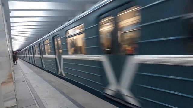 Отправление 81 717/714 "Номерной" на станции метро "Проспект Вернадского" в сторону "Университета" смотреть онлайн