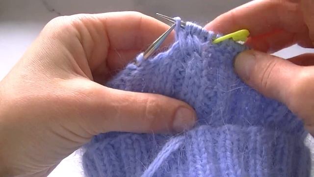 ВЯЖЕМ ШАПКУ С КРАСИВЫМИ КОСАМИ ИЗ ПРЯЖИ ПУХ НОРКИ. смотреть онлайн