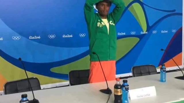 Feyisa Lilesa 2016 "Seenaan Si yaadaata" Oromo poem смотреть онлайн