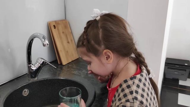 Лечим горлышко с Соней. Полоскание раствором соды и соли. смотреть онлайн