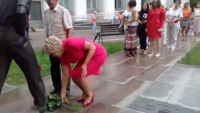 В день рождения Олега Табакова к его памятнику в Саратове несут цветы