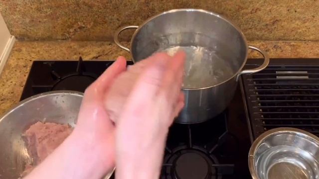 Суп с фрикадельками из куриного филе, с зелёным горошком. смотреть онлайн