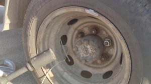 Электрогайковерт - откручиваем болты на заднем колесе газели.