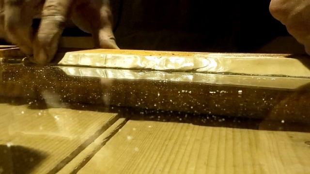 Оконная замазка из алифы и мела | Putty for windows from linseed oil and chalk смотреть онлайн