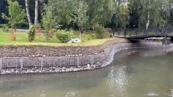 Ремонт габионов в реке. Укрепление реки габионами. Сколково 2023 г. #gabion #габион #габионы