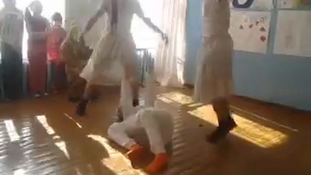 Поздравление с 8 марта в исполнении учащихся 10 класса (танец маленьких лебедей) смотреть онлайн