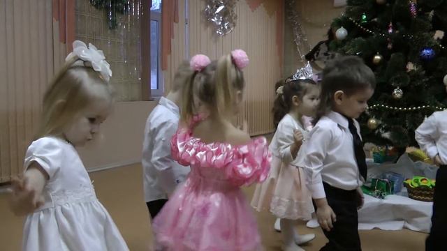 Новогодняя елка 2016 у моей сестры Ульяны смотреть онлайн