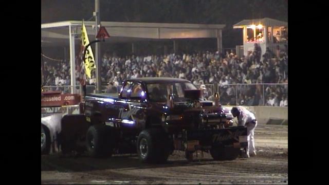 Biggest Baddest Modified 4X4 Truck Pulling At Ft Recovery NTPA Grand National смотреть онлайн