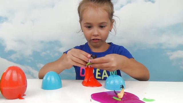 Арина ищет игрушки злые птички в яйцах со слизью eggs with slime and Angry birds смотреть онлайн