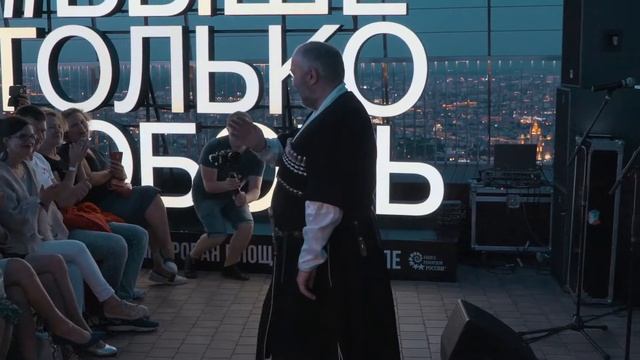 Грузинский хор на крыше небоскреба "ОКО" - волшебная атмосфера! смотреть онлайн