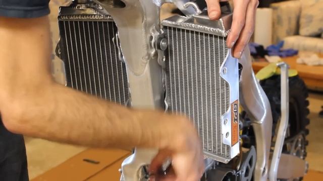 Stunning Rebuild of a 20-Year-Old Dirt Bike | 2002 CR250 смотреть онлайн