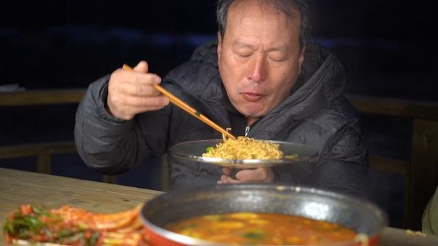 사골 육수에 한우 양지 넣어 끓인 소고기 라면! (Beef Brisket Instant Noodles) 요리&먹방!! - Mukbang Eating Show