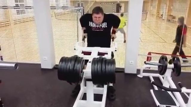 Жидрунвс Савицкас ( Литва ), качает трицепс в своём зале  !