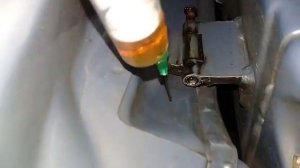 Смазка петель на Опель Астра