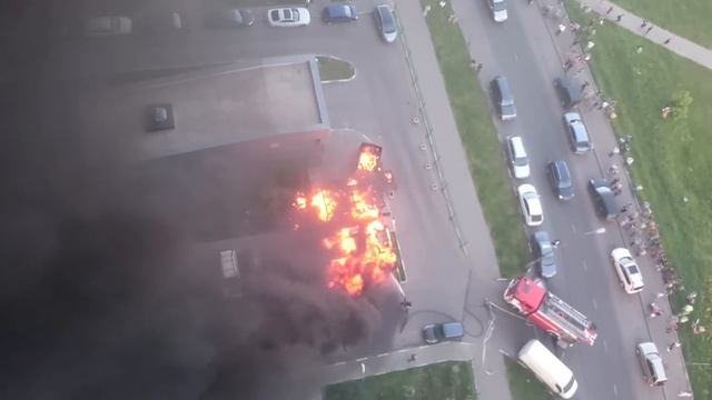 Пожар в Южном Бутово Горят машины 31.05.16 смотреть онлайн