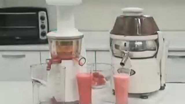 Juicer Comparison - Power Juicer vs Slow Juicer - Strawberry Juice смотреть онлайн