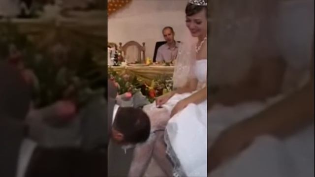 Как правильно зубами снимать подвязку с невесты свадьба #shorts Funny wedding 婚禮 शादी 結婚式 혼례 قِرَان смотреть онлайн
