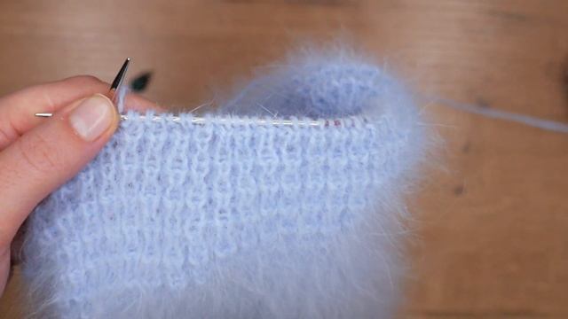 Шапка вафельным узором из ангорки. МК вязание шапки спицами из ангоры смотреть онлайн