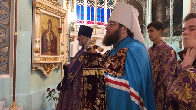 Митрополит Игнатий совершил Божественную Литургию в Свято-Духовском соборе г. Саратова смотреть онлайн