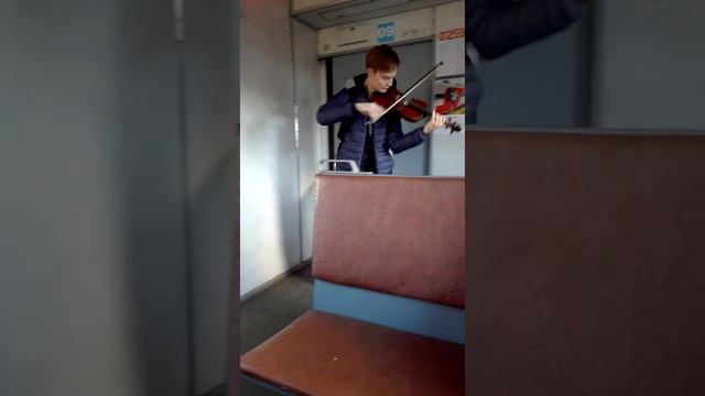 Парень красиво играет на скрипке смотреть онлайн