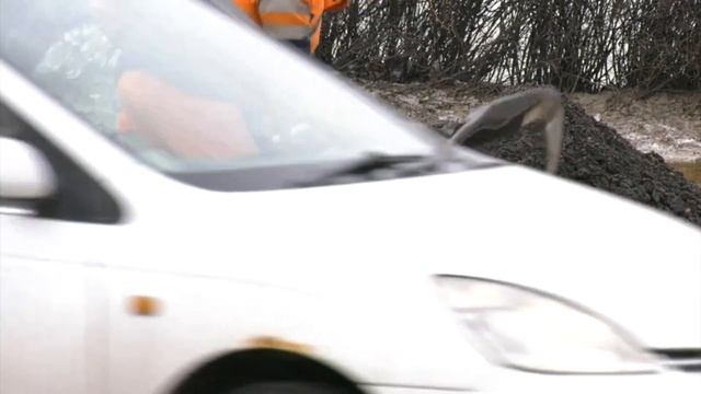 Под Остужевским кольцом обнаружено место повреждения коллектора смотреть онлайн