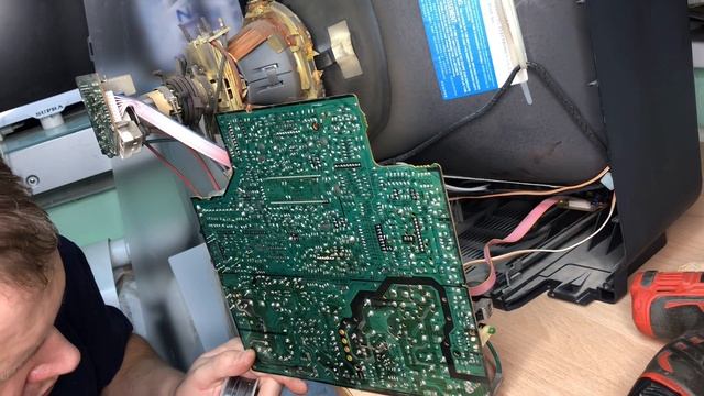 В ремонте кинескопный телевизор Samsung с горизонтальными полосами на экране. смотреть онлайн