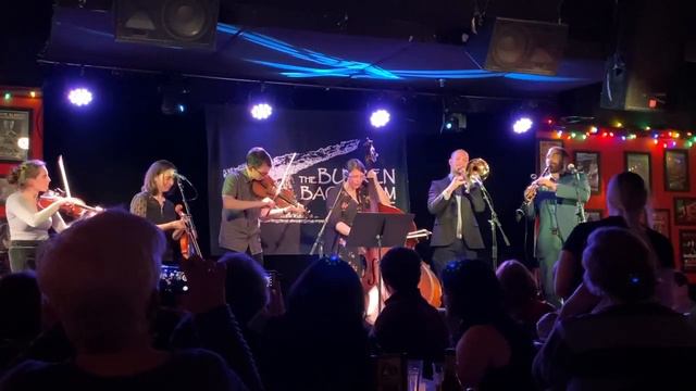 Tum Balalaika - Ezekiel's Wheels Klezmer Band feat. Eden MacAdam-Somer смотреть онлайн