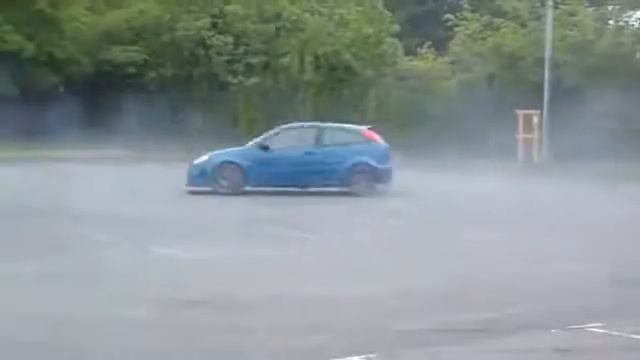 Ford Focus com motor V8 fazendo Draft смотреть онлайн