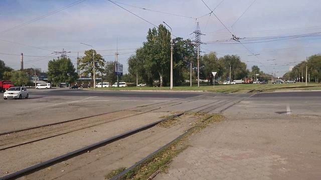 КРУГОВОЕ ДОРОЖНОЕ ДВИЖЕНИЕ И ТРАМВАЙ. Кто кого? смотреть онлайн