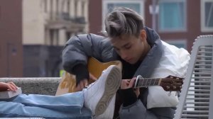 @AkStar ГИТАРИСТ ПОДНЯЛ НАСТРОЕНИЕ ДЕВУШКЕ