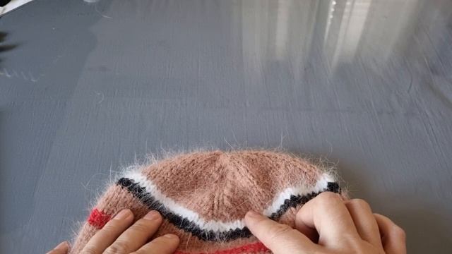 Самая популярная шапка бини узором Burberry. Схема вязания спицами. Beanie hat. смотреть онлайн