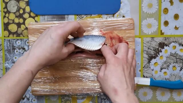 Как разделать (почистить) рыбу (селедку) на филе смотреть онлайн