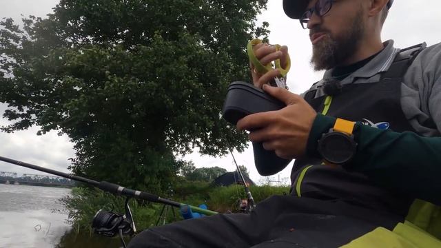 Ловля леща фидером на реке. Вкусный обед на рыбалке. смотреть онлайн