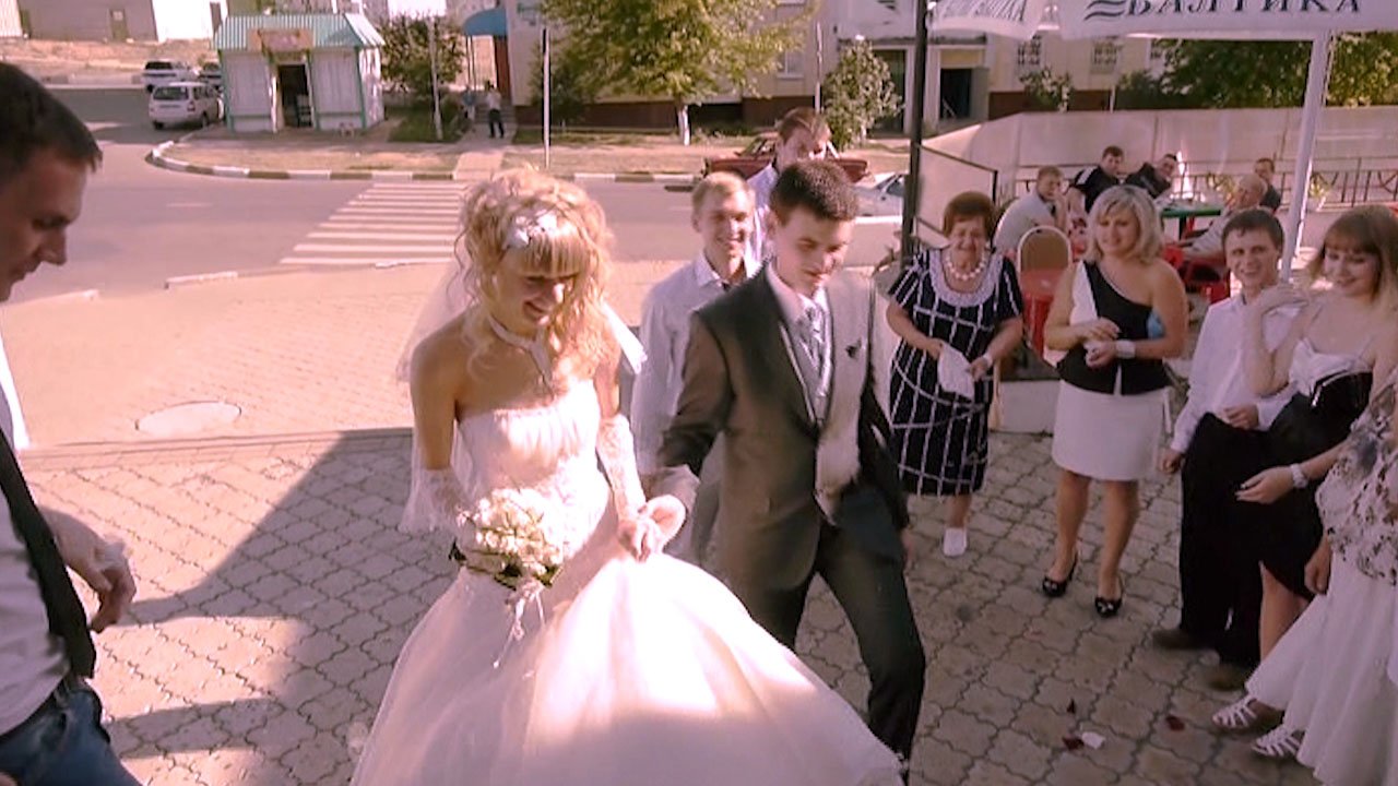 Лепестками роз встречали жениха и невесту на свадьбе смотреть онлайн