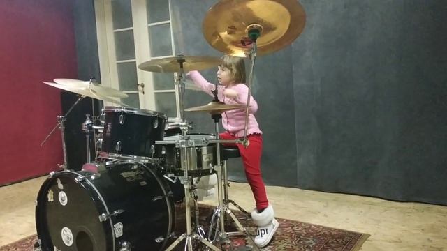 Любовь играет на  барабанах | Игра  на барабанах | игры для детей #funforkids #fun