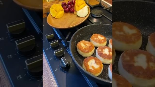 Сырники с малиновым соусом