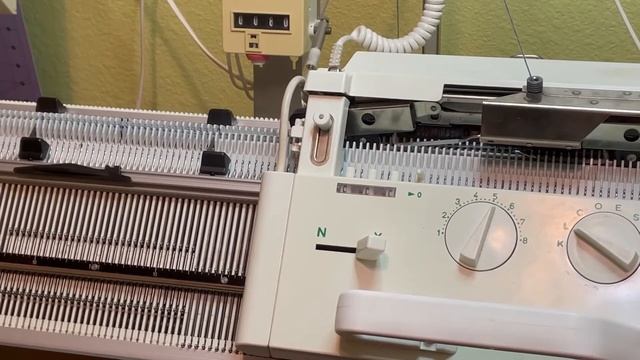 Вяжем носки на Пассапе круговым вязанием (с пояснениями для других двухфонтурных машин). ЧАСТЬ 4 смотреть онлайн