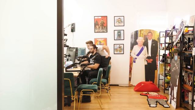 I Broke Into Famous YouTubers Houses смотреть онлайн